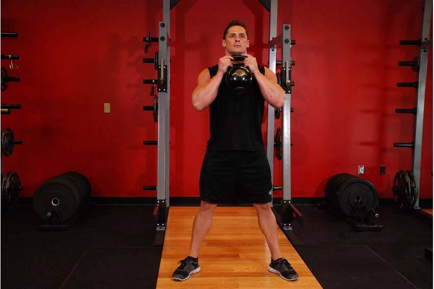 Agachamento goblet com kettlebell — posição inicial