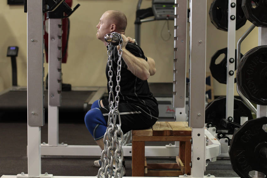 Box squat com correntes — posição final
