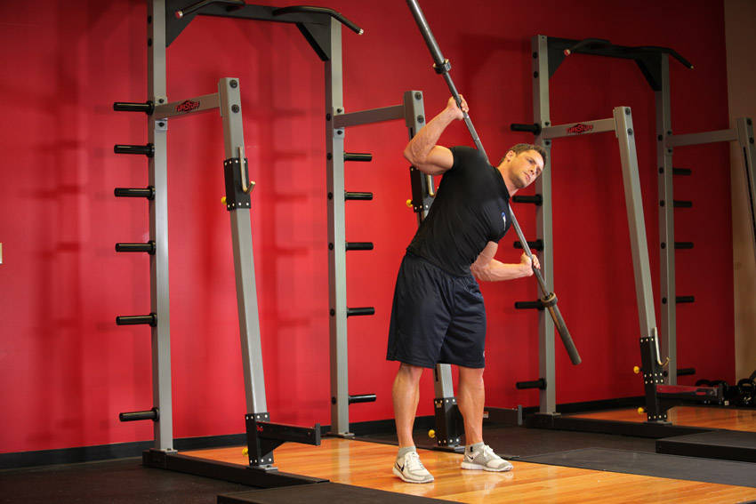 Flexão lateral com barra — posição final
