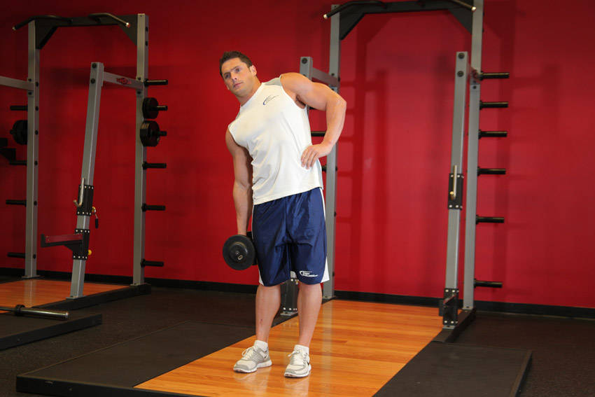 Flexão lateral com haltere — posição inicial