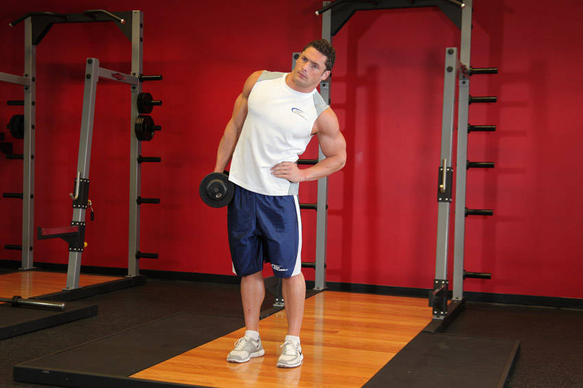 Flexão lateral com haltere — posição final
