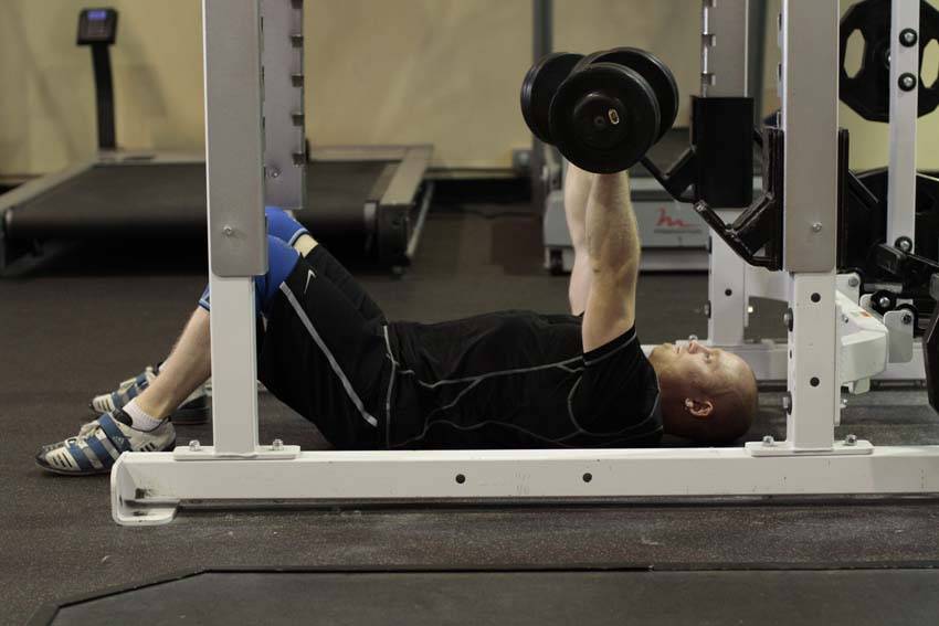 Floor Press com Halteres — posição inicial