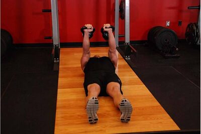 Floor press com kettlebell