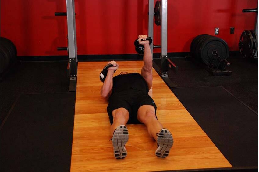 Floor press com kettlebell — posição final