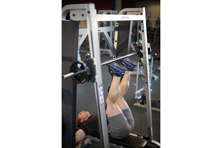 Hip thrust na máquina Smith — posição inicial