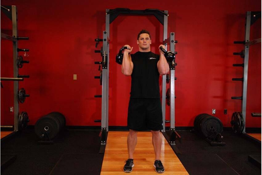 Press de ombros com kettlebell — posição inicial