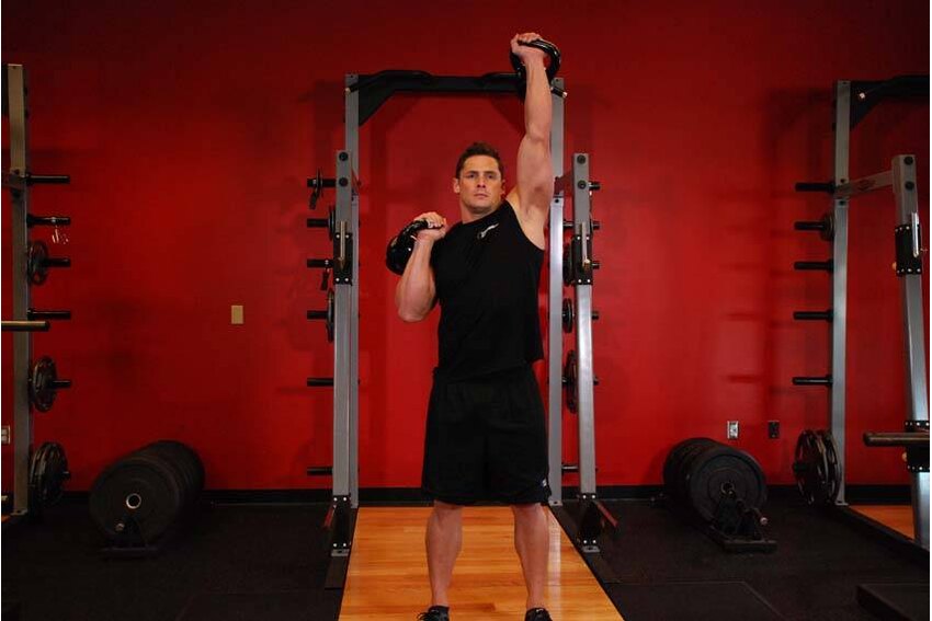 Press de ombros com kettlebell — posição final