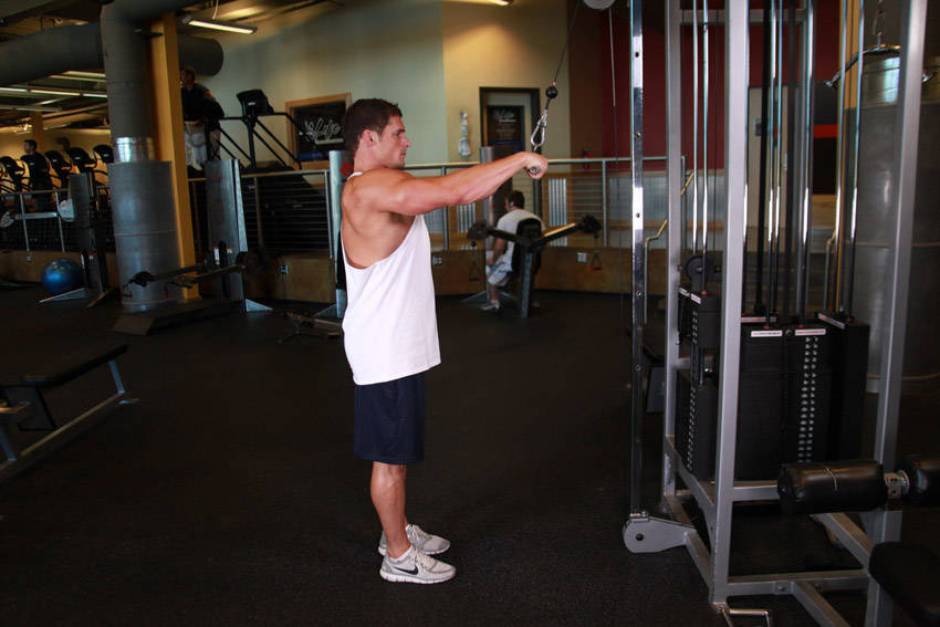 Pulldown com braços esticados — posição inicial