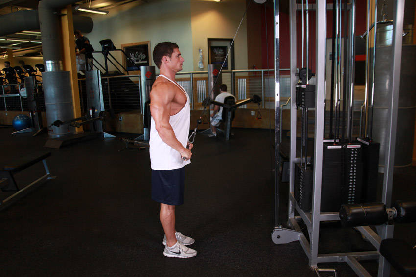 Pulldown com braços esticados — posição final