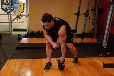 Remada unilateral com kettlebell