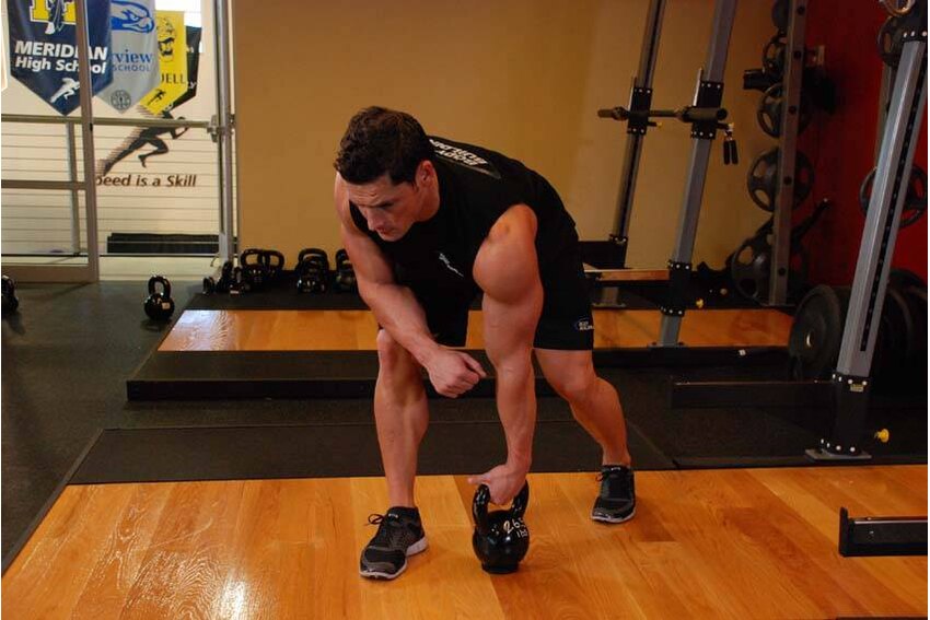 Remada unilateral com kettlebell — posição inicial