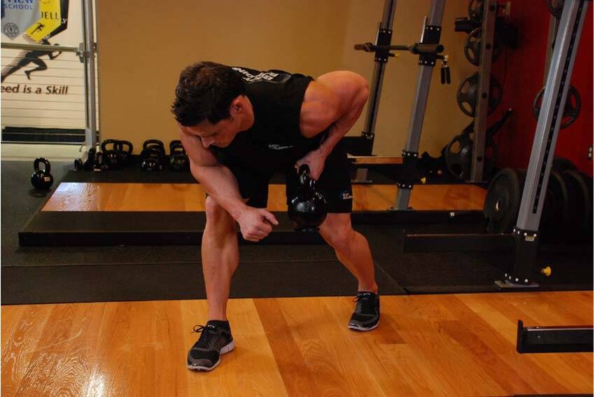 Remada unilateral com kettlebell — posição final