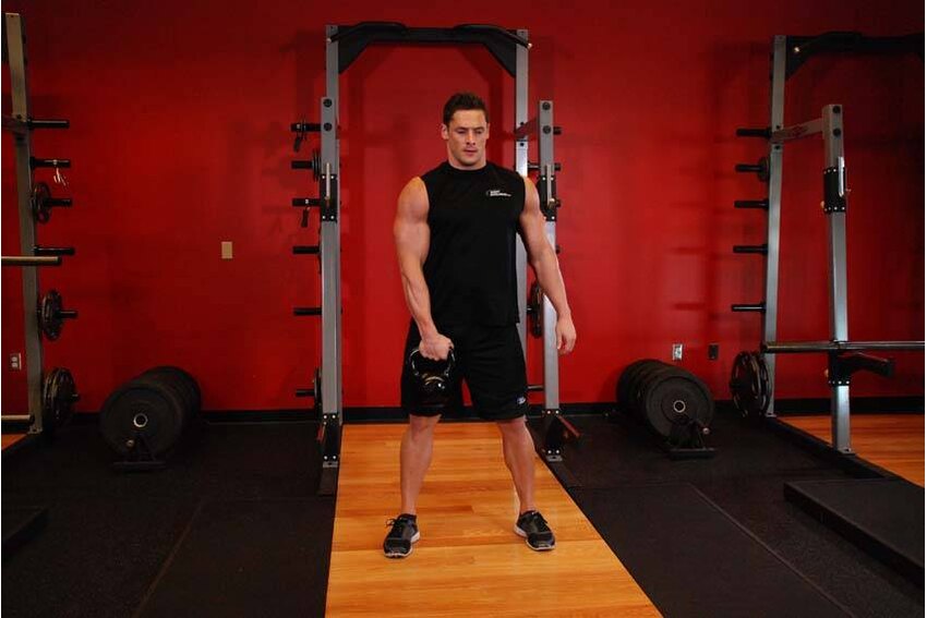Snatch com kettlebell — posição inicial