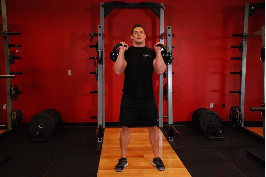 Thruster com kettlebell — posição inicial