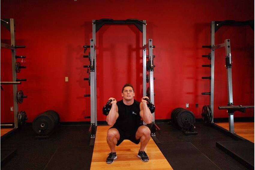 Thruster com kettlebell — posição final