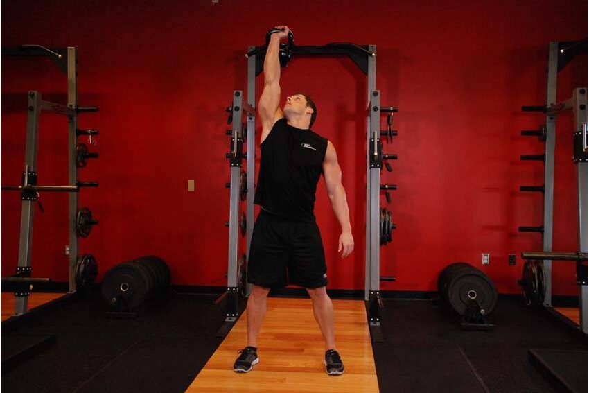 Windmill com kettlebell — posição inicial