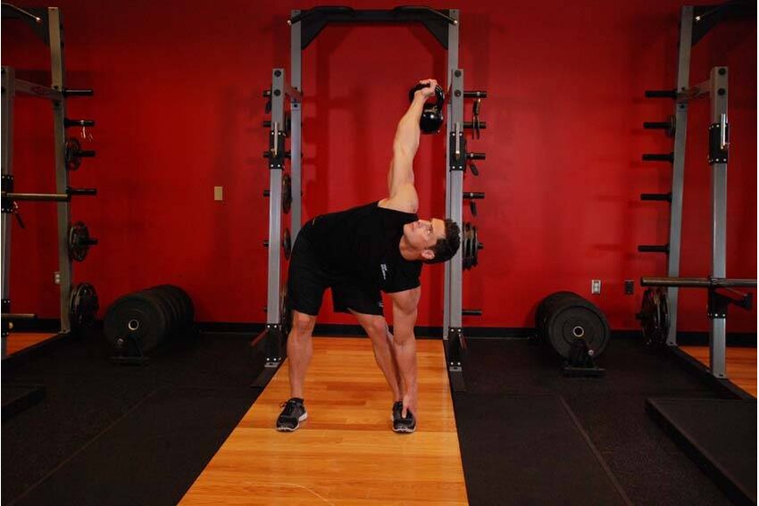 Windmill com kettlebell — posição final